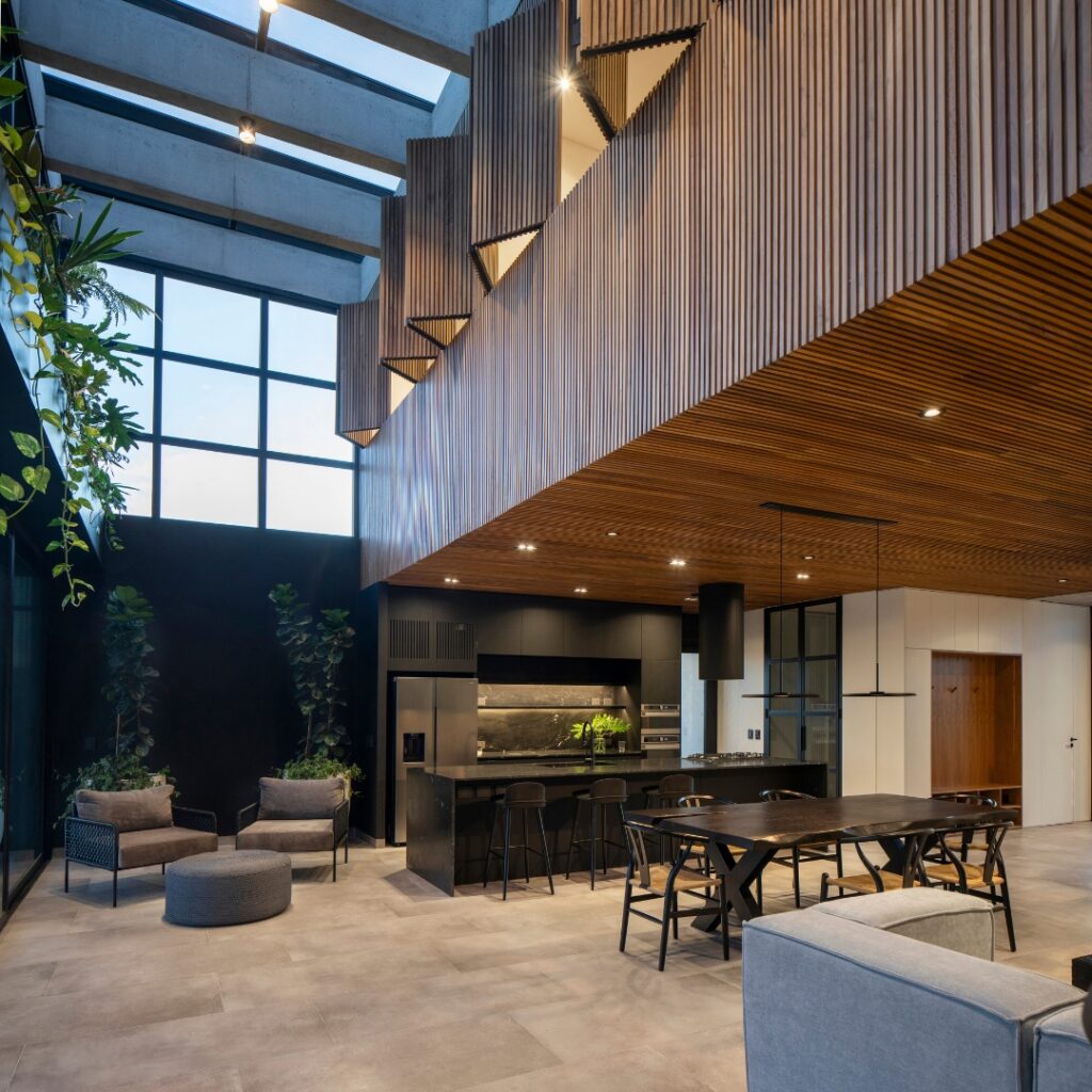 En esta residencia de arquitectura imponente y espacios integrados, la cocina se convierte en el verdadero corazón del hogar.