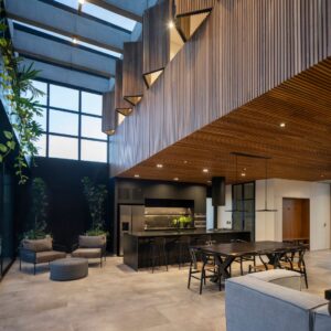 En esta residencia de arquitectura imponente y espacios integrados, la cocina se convierte en el verdadero corazón del hogar.