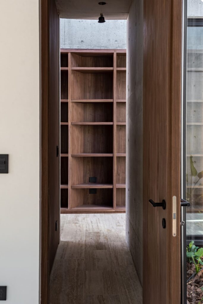 Casa Virazón II Puertas filo muro y revestimientos en madera a medida.