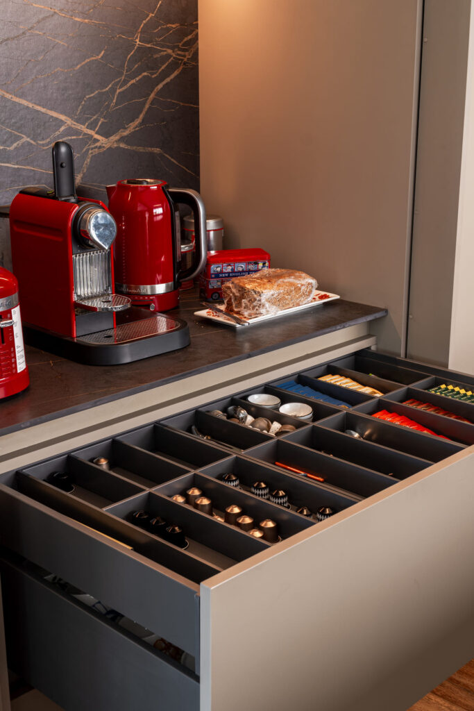 Coffee station integrada en cocina a medida.