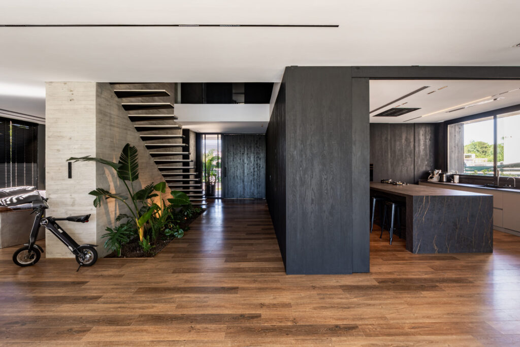 Cocina a medida en Nordelta con isla en Dekton Laurent.