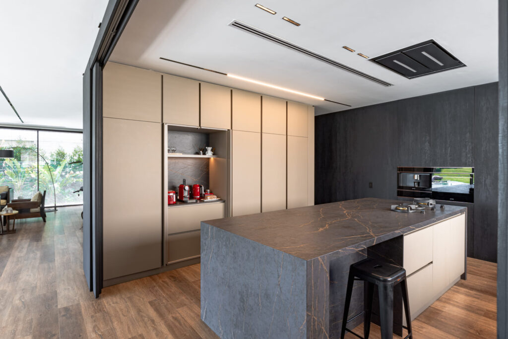 Cocina con frentes FENIX Castoro Ottawa y herrajes GRASS.