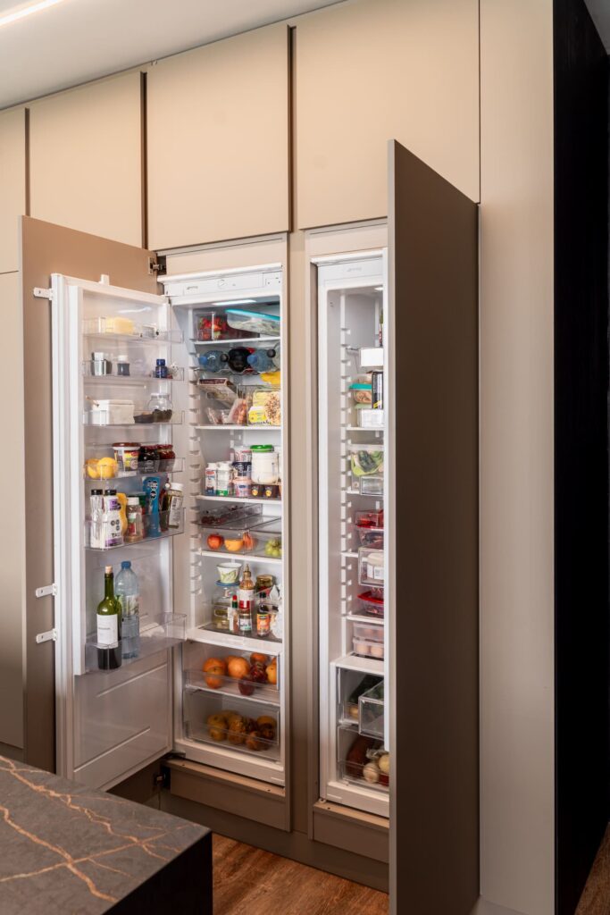 Cocina con frentes FENIX Castoro Ottawa y herrajes GRASS.