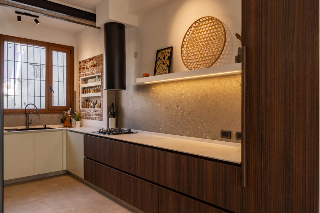 Mobiliario de cocina con manija gola y herrajes Hettich.