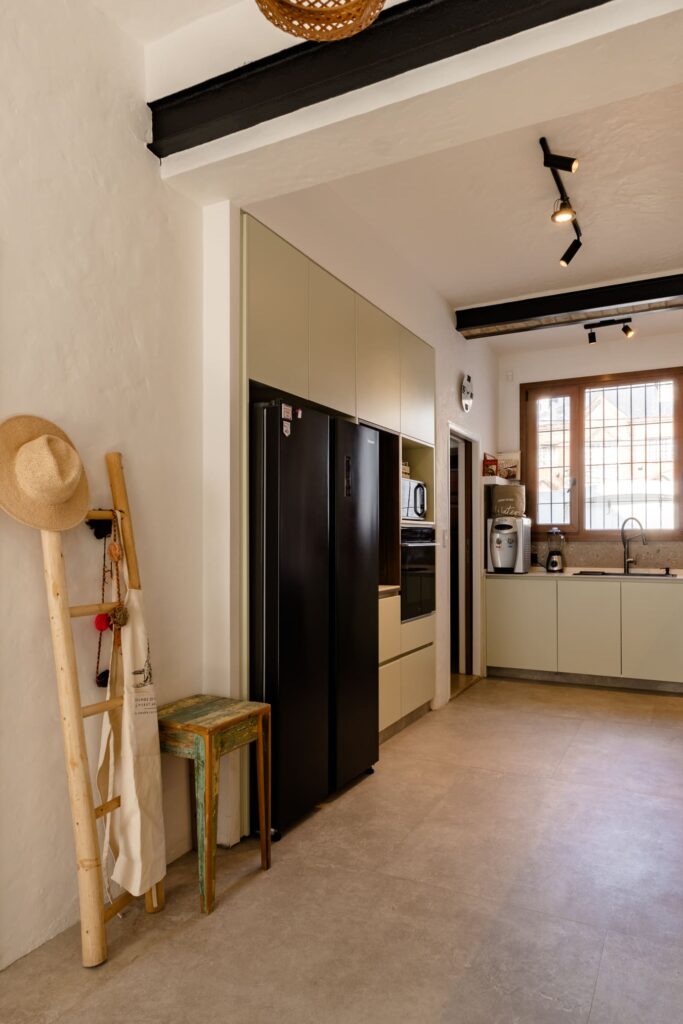 Coffee station integrada en armario alto de cocina.
