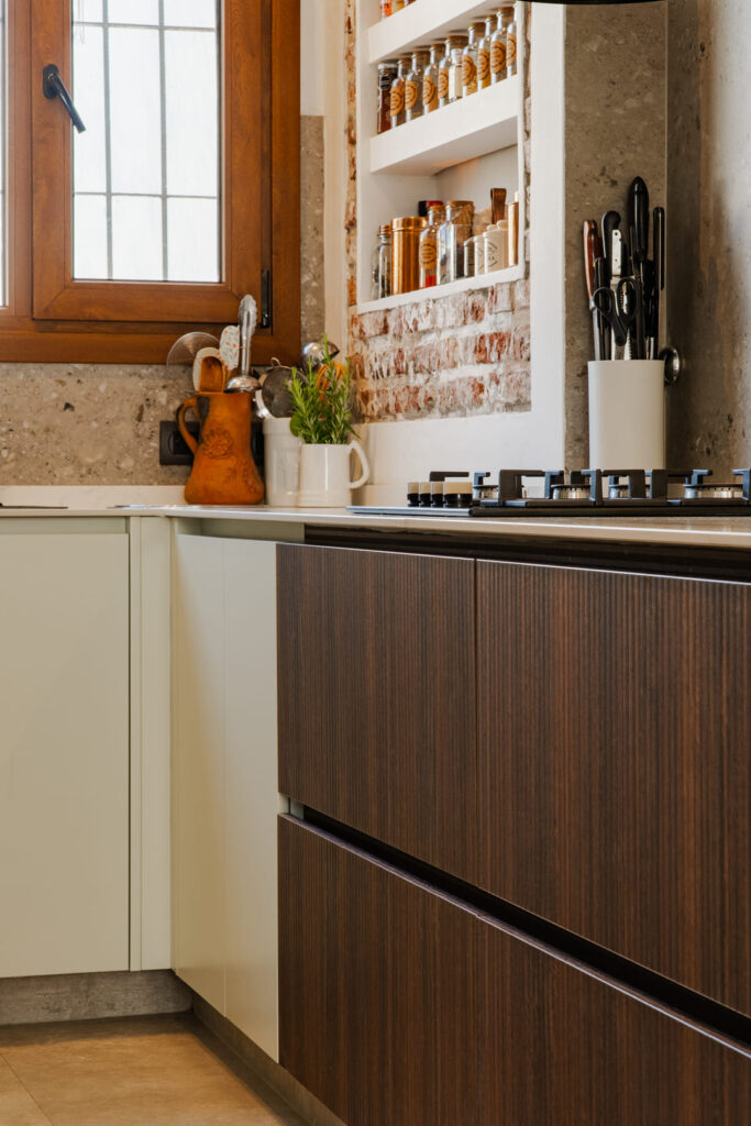 Mobiliario de cocina con manija gola y herrajes Hettich.