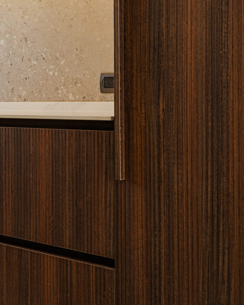 Mobiliario de cocina con manija gola y herrajes Hettich.