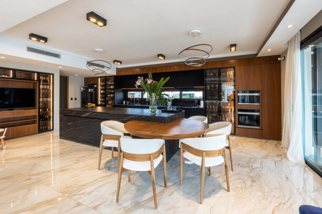 Casa Virazón I Cocina a medida con isla revestida en Dekton Laurent.