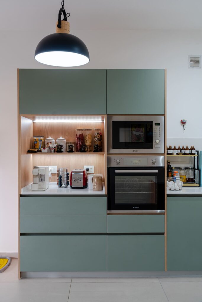 Coffee station iluminada en cocina a medida.