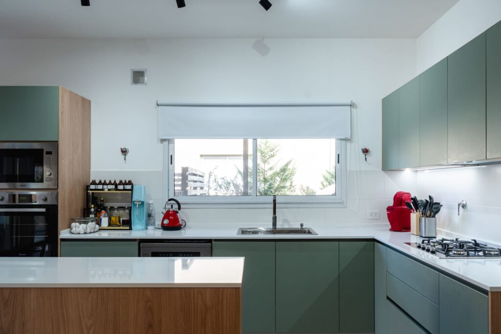 Cocina a medida en Verde Jade FAPLAC con isla central.