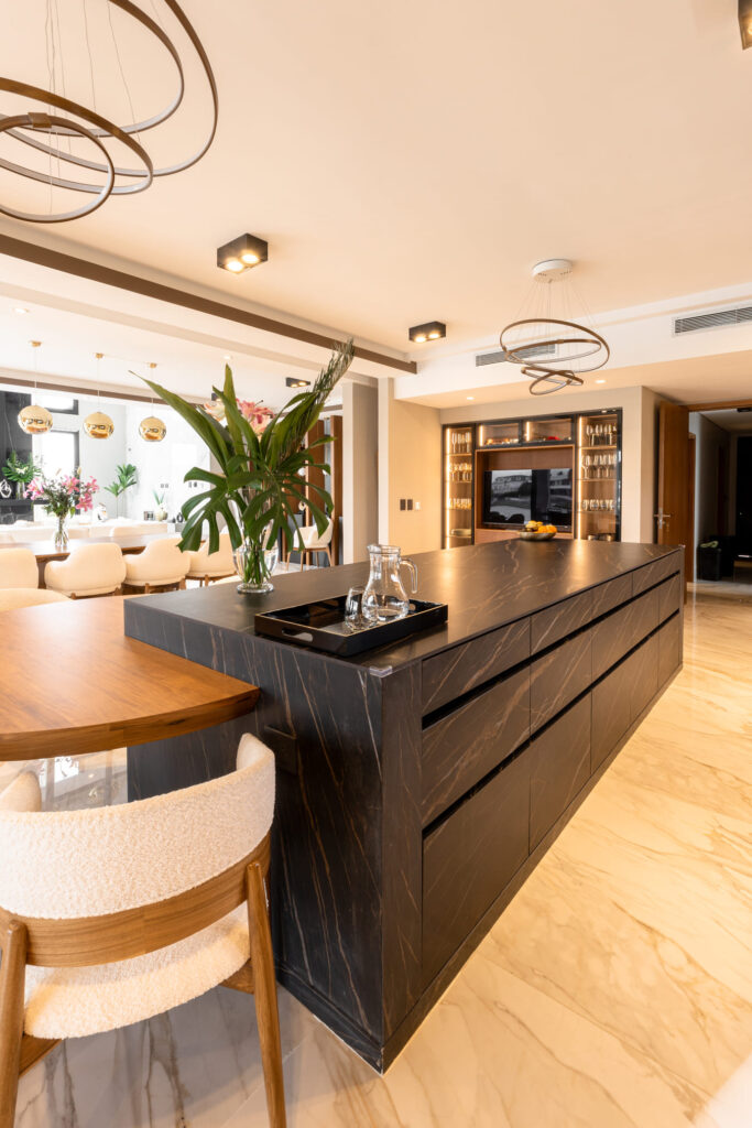 Casa Virazón I Cocina de lujo con FENIX Nero Ingo y vitrinas iluminadas.