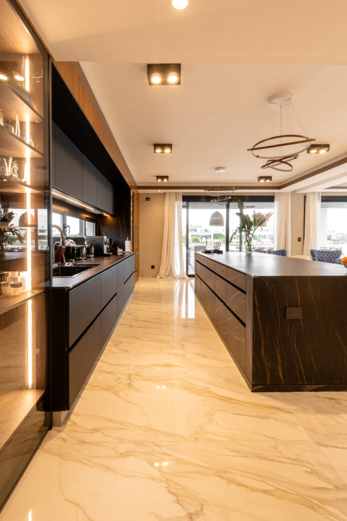 Casa Virazón I Cocina de lujo con FENIX Nero Ingo y vitrinas iluminadas.