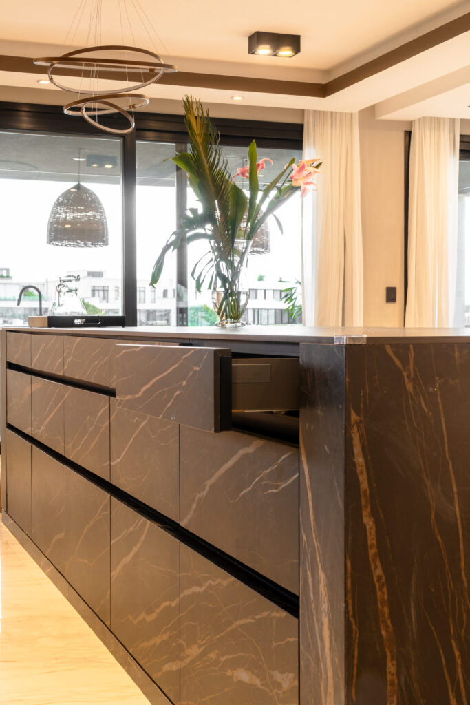 Casa Virazón I Cocina de lujo con FENIX Nero Ingo y vitrinas iluminadas.