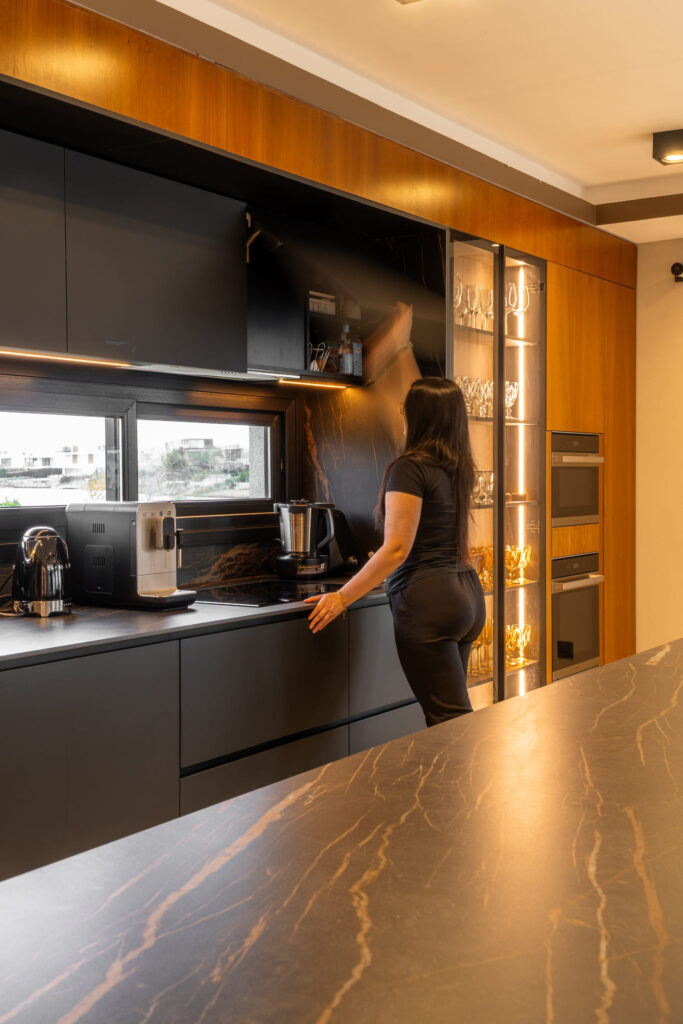 Casa Virazón I Cocina a medida con isla revestida en Dekton Laurent.