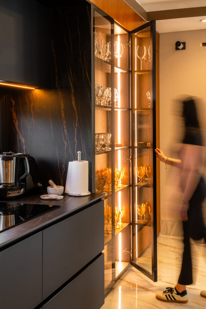 Casa Virazón I Cocina a medida con isla revestida en Dekton Laurent.